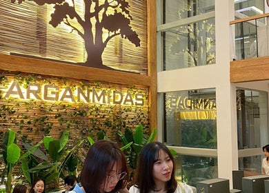 Elegant interior of Arganmidas 83 Hao Nam in Hà Nội, VN with wooden decor and lush greenery.