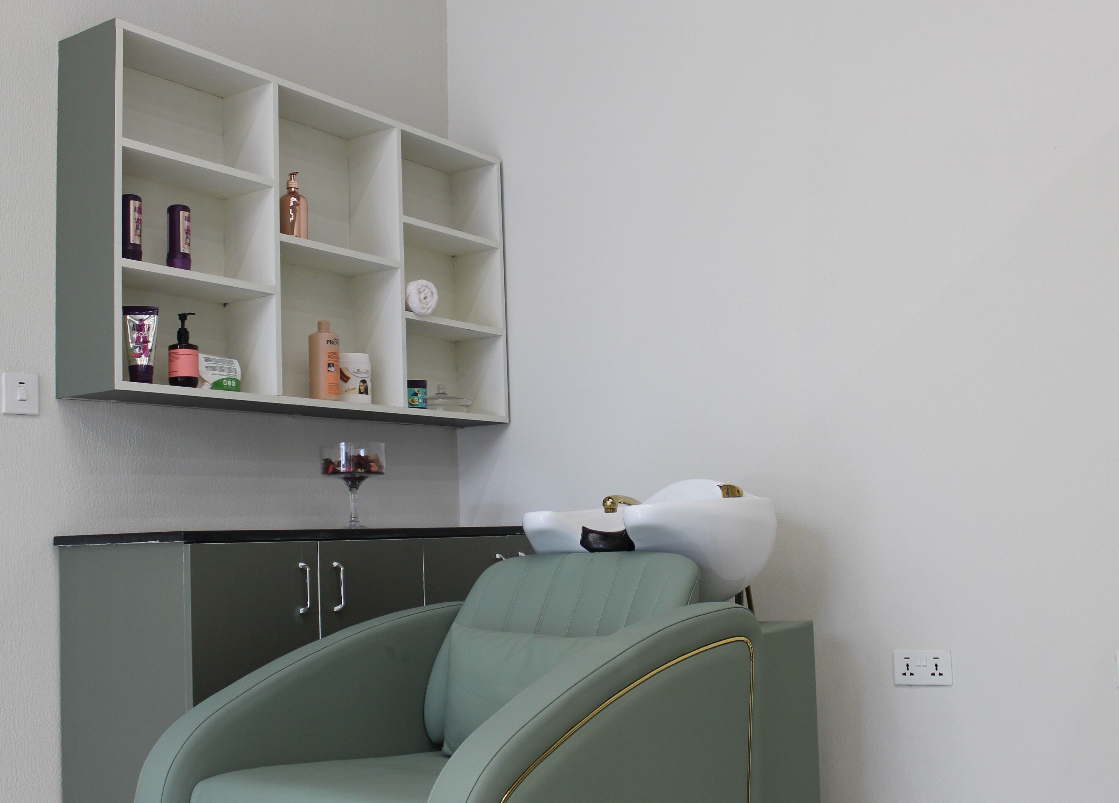 Modern salon washing station at Palm Aura Beauty Salon, Dubai, Dubai, AE. Chic and inviting ambiance.