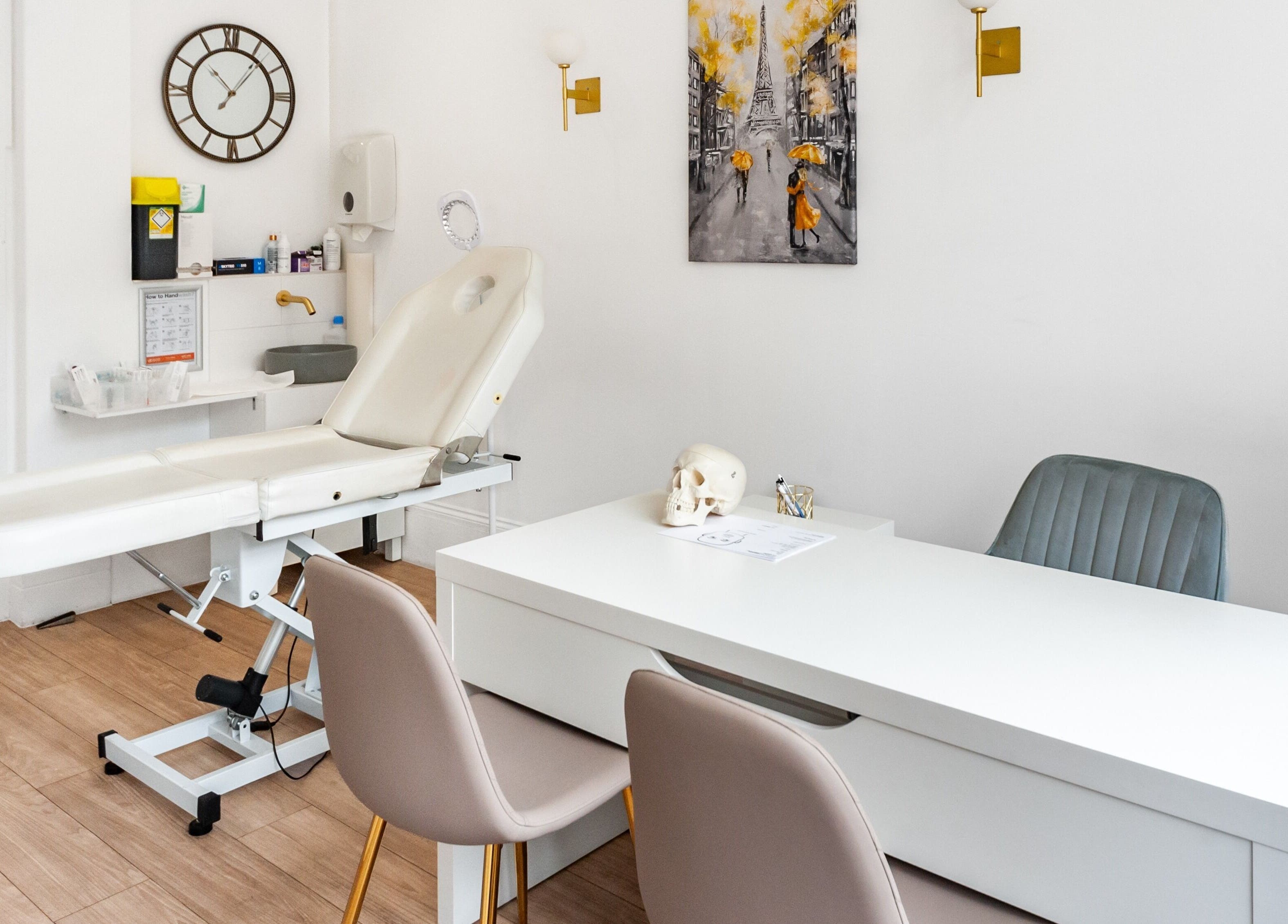 Bright treatment room at Trikwan Aesthetics, London, England, GB, featuring a modern therapy chair and decor.
