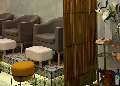 Interior elegante de Calma Nail Bar - Condesa en Ciudad De México, Ciudad De México, MX con sillas y decoración moderna.