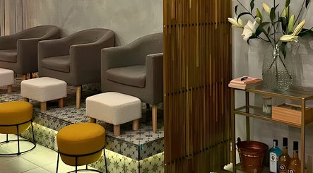 Interior elegante de Calma Nail Bar - Condesa en Ciudad De México, Ciudad De México, MX con sillas y decoración moderna.