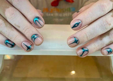 Manicura de uñas elegantes con diseño azul en Calma Nail Bar - Condesa, Ciudad De México, Ciudad De México, MX.