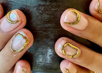 Manicura dorada en Calma Nail Bar - Condesa, Ciudad De México, MX. Diseño elegante y moderno.