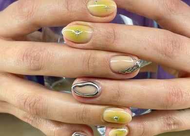 Uñas con diseño artístico en Calma Nail Bar - Condesa, Ciudad De México, Ciudad De México, MX.