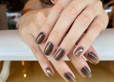 Uñas con efecto espejo en Calma Nail Bar - Condesa, Ciudad De México, Ciudad De México, MX.