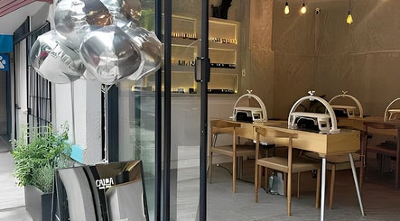 Entrada moderna a Calma Nail Bar - Condesa en Ciudad De México, MX, con decoración elegante y mesas de manicura.