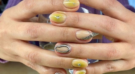 Manicura artística con diseño único en Calma Nail Bar - Condesa, Ciudad De México, Ciudad De México, MX.