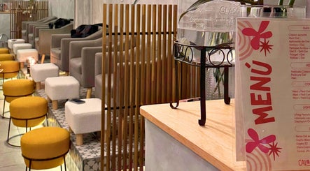 Interior de Calma Nail Bar - Condesa en Ciudad De México, MX, mostrando sillas de lujo y menú de servicios.