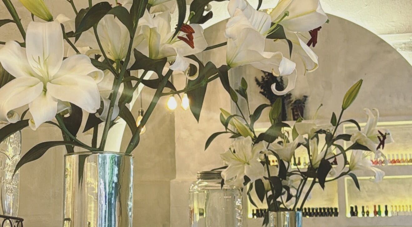 Flores blancas en Calma Nail Bar - Condesa, Ciudad De México, Ciudad De México, MX. Ambiente relajante y elegante.