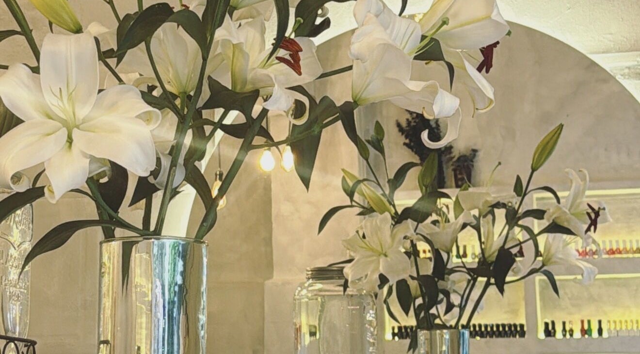 Flores blancas en Calma Nail Bar - Condesa, Ciudad De México, Ciudad De México, MX. Ambiente relajante y elegante.