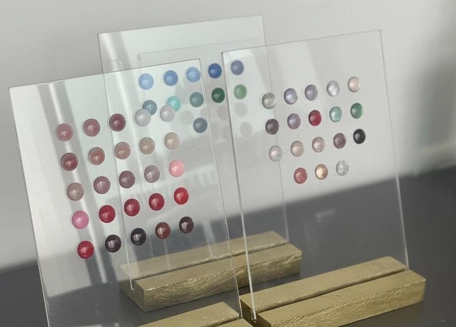 Muestra de esmaltes de uñas en Aura Nails, Mérida, Yucatán, MX, con variedad de colores vibrantes.