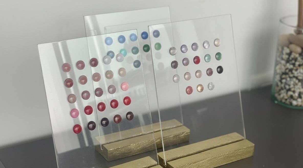 Muestra de esmaltes de uñas en Aura Nails, Mérida, Yucatán, MX, con variedad de colores vibrantes.