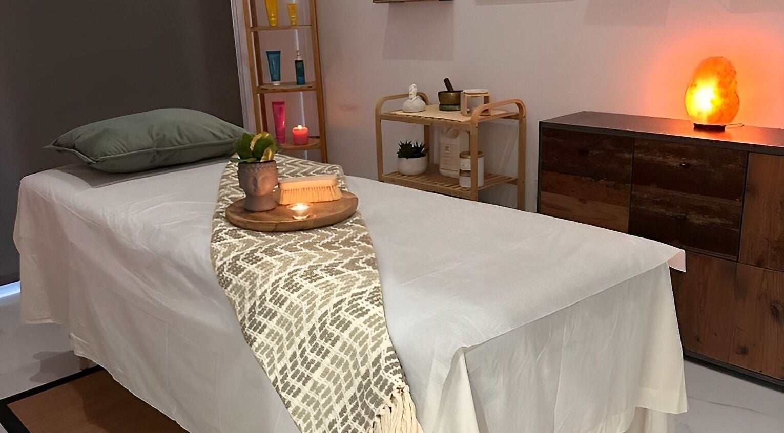Sala de spa en Olos Beauty & Massage, Mijas, Andalucía, ES con iluminación cálida y decoración acogedora.