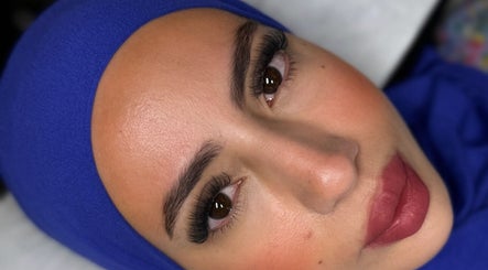 Close-up of flawless makeup at Kiah Lopez Beauty, Gibraltar, GI highlighting bold lashes and vibrant lips.