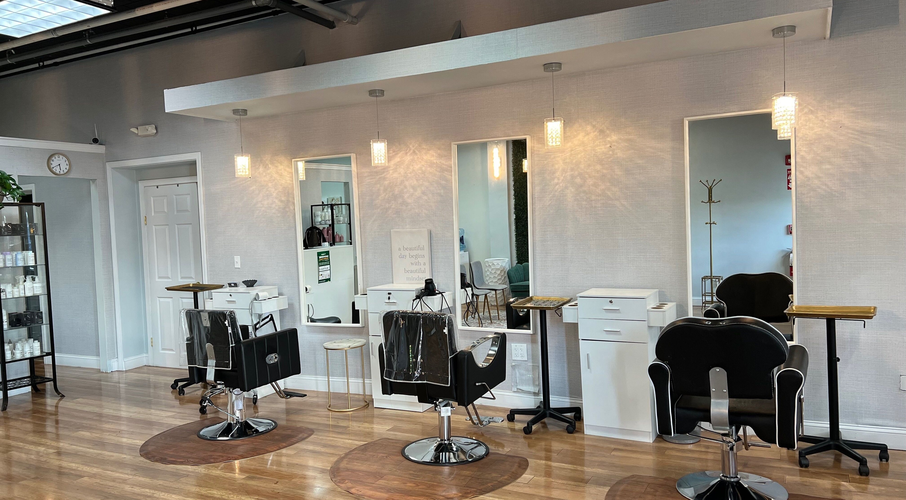 Interior moderno do Beauty Brazilian Hair and Spa em Stoughton, Massachusetts, US com cadeiras de salão elegantes.