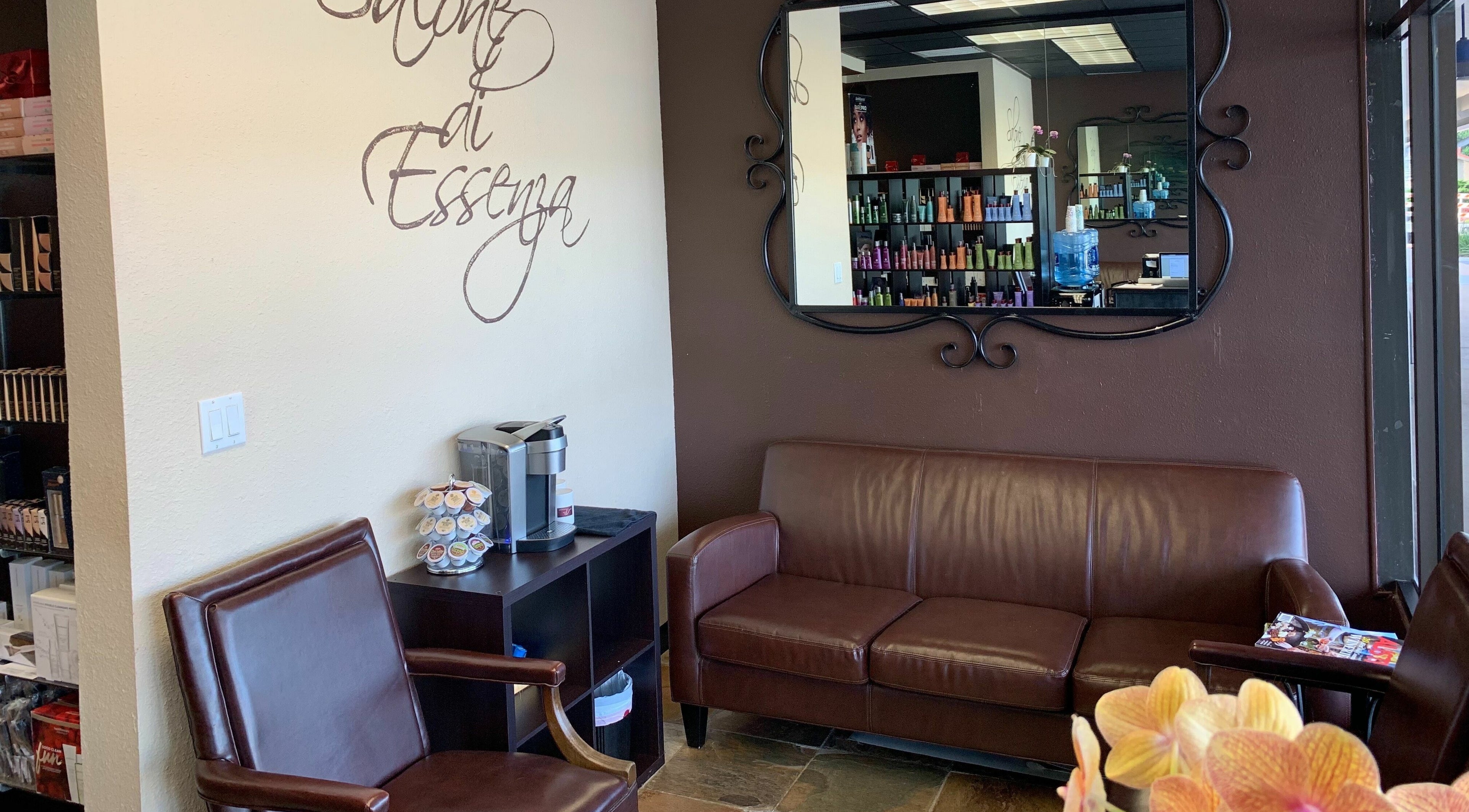 Relaxing lounge area at Salone Di Essenza in Austin, Texas, US with leather seating and elegant decor.