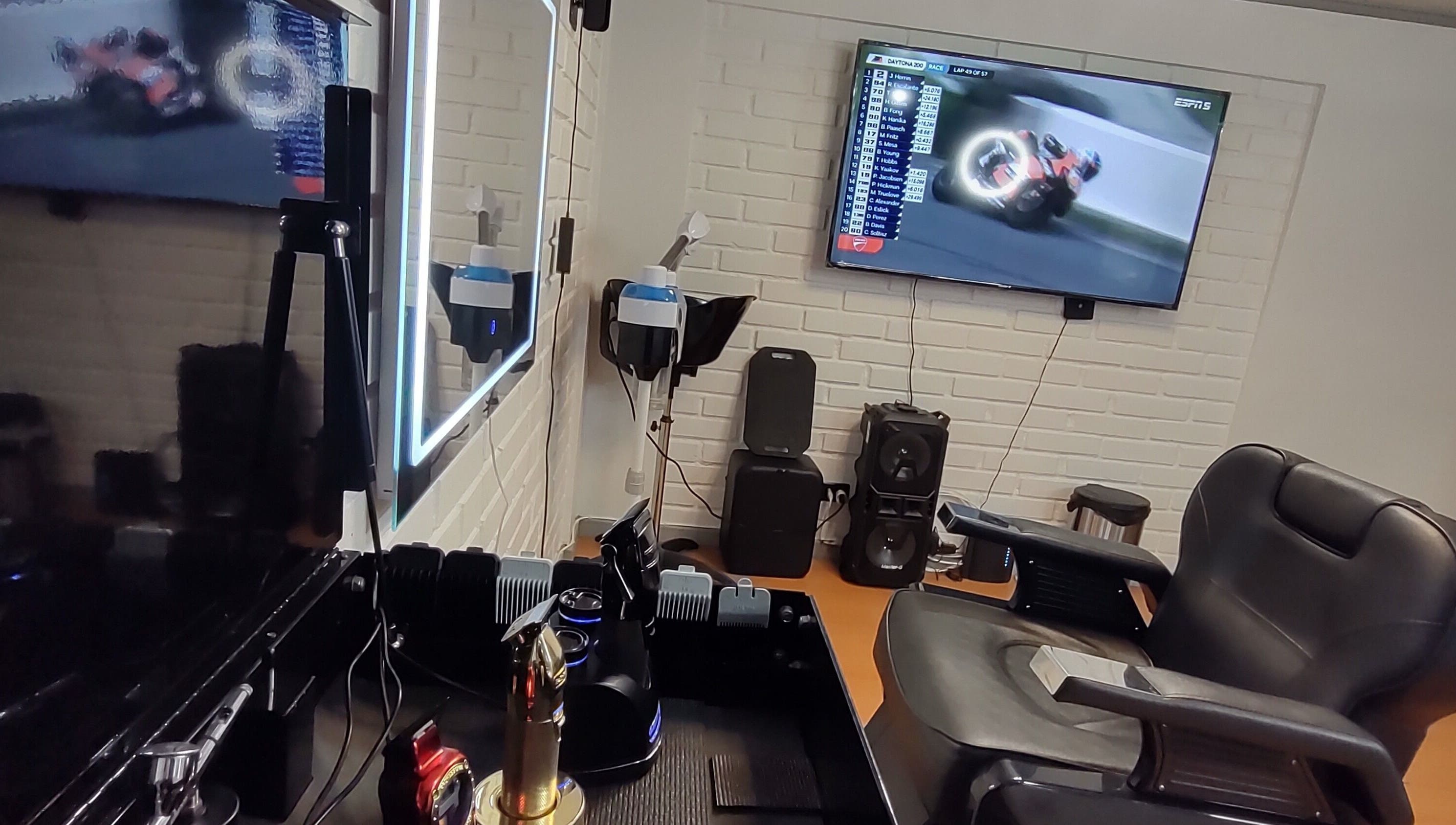 Sala moderna en Alexander_Brows_studio, Puerto Montt, Los Lagos, CL con equipo de peluquería y TV.