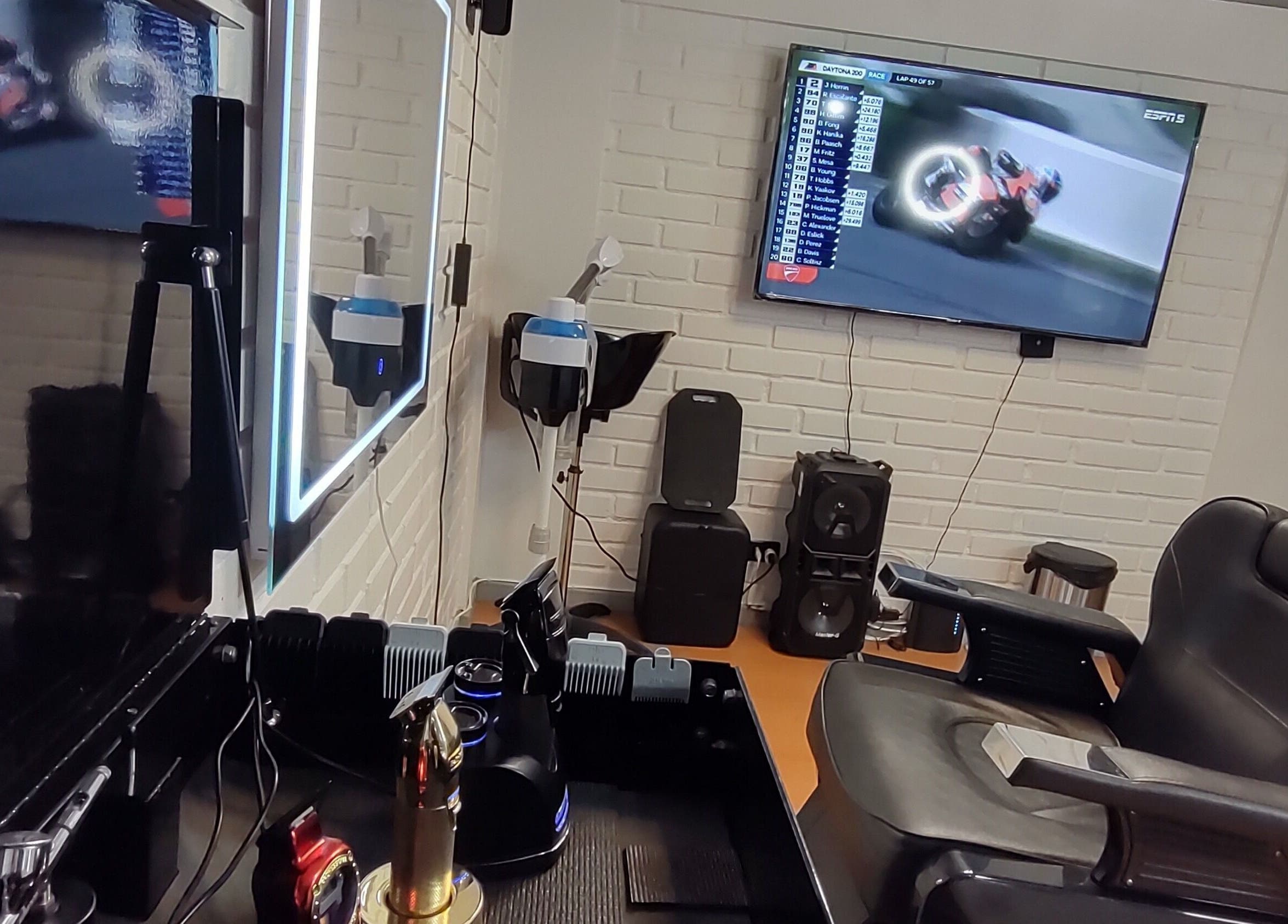 Sala moderna en Alexander_Brows_studio, Puerto Montt, Los Lagos, CL con equipo de peluquería y TV.