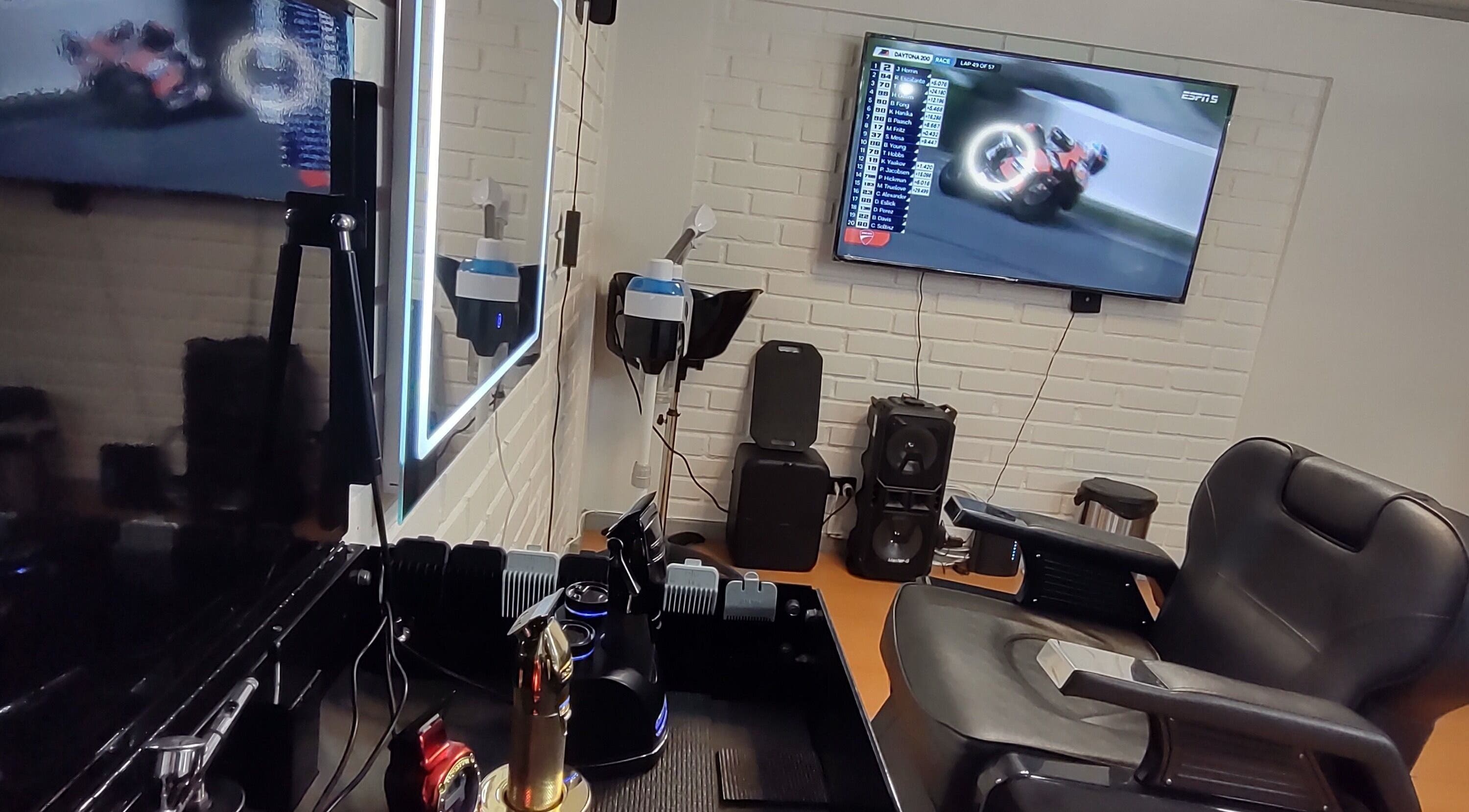 Sala moderna en Alexander_Brows_studio, Puerto Montt, Los Lagos, CL con equipo de peluquería y TV.