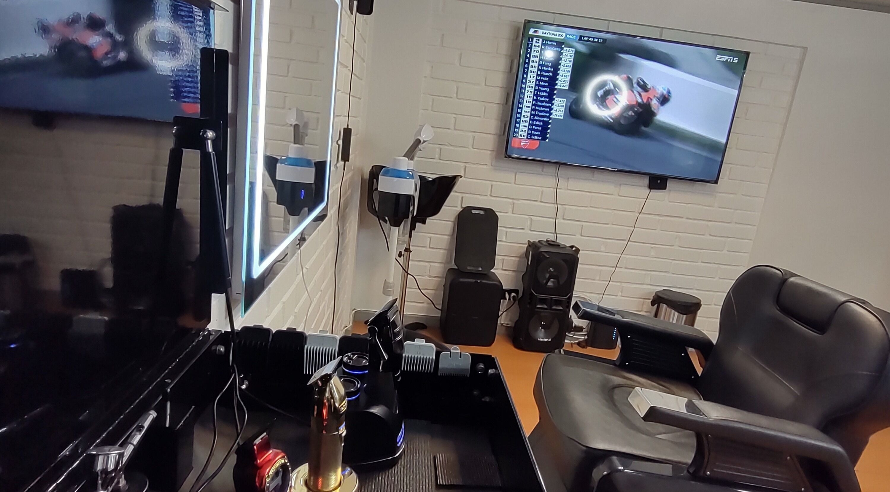 Sala moderna en Alexander_Brows_studio, Puerto Montt, Los Lagos, CL con equipo de peluquería y TV.