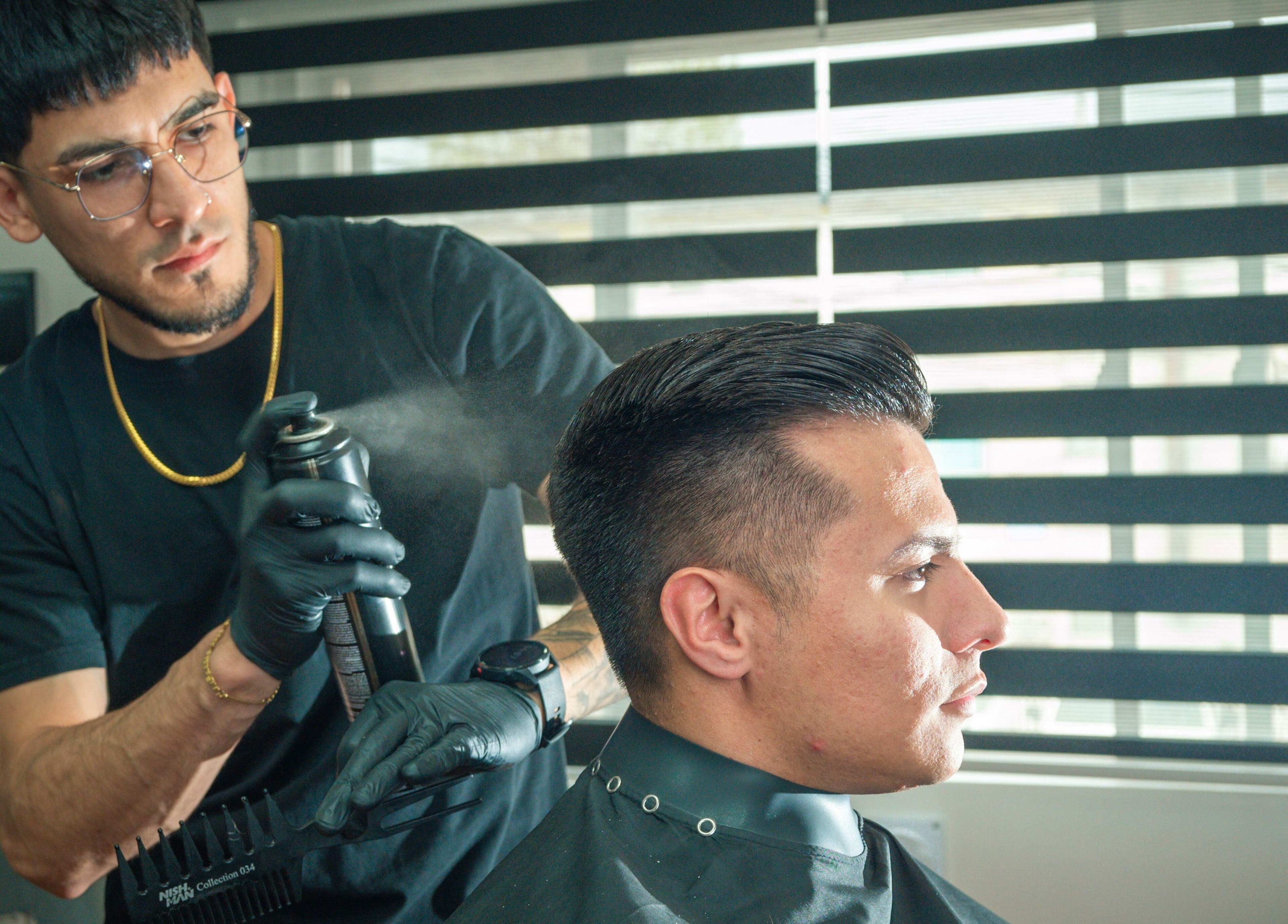 Estilista aplicando spray en cliente en Alexander_Brows_studio, Puerto Montt, Los Lagos, CL.