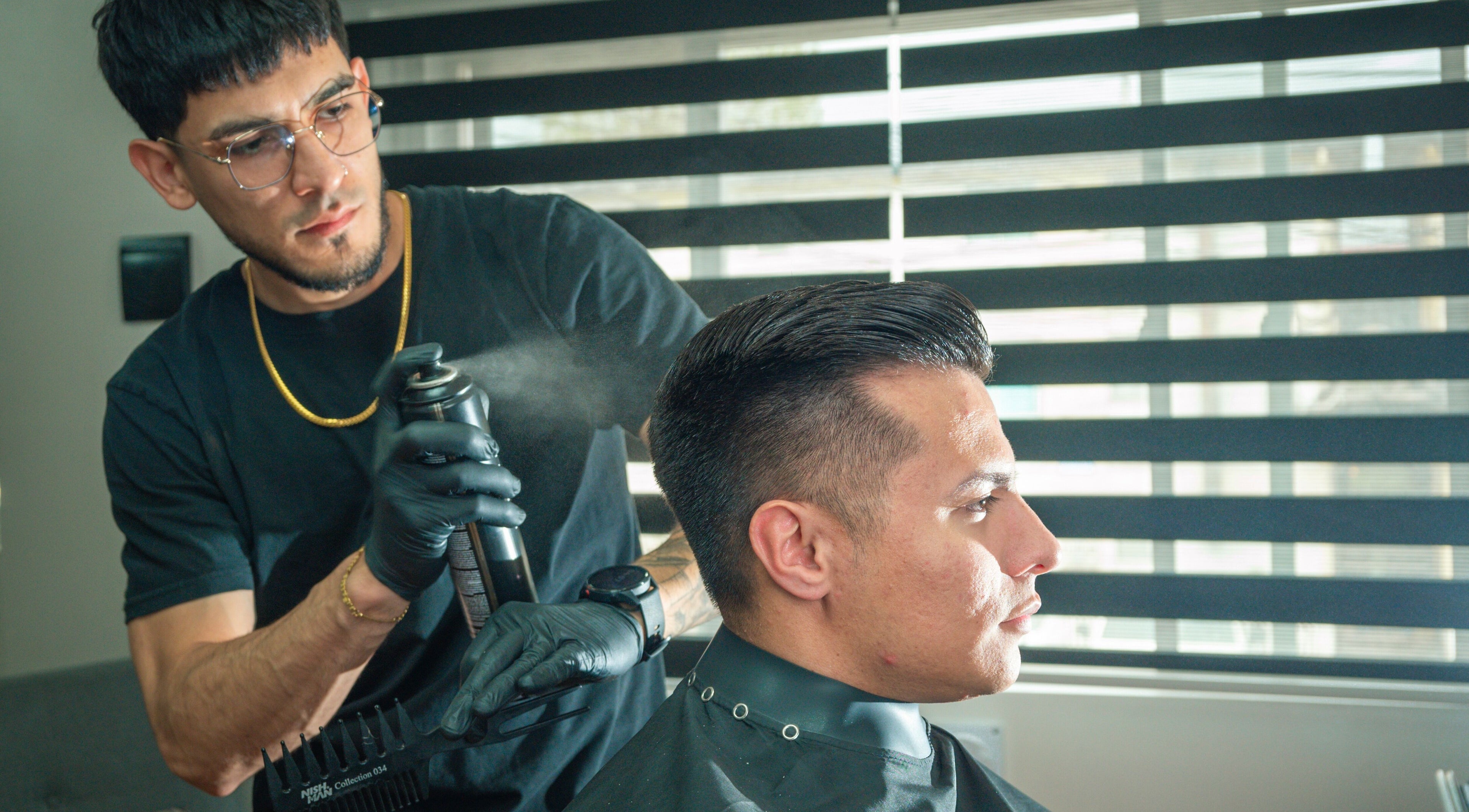 Estilista aplicando spray en cliente en Alexander_Brows_studio, Puerto Montt, Los Lagos, CL.