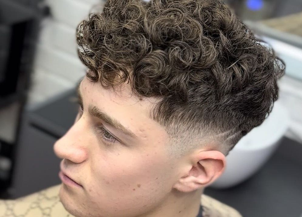 Cliente con corte moderno y rizos definidos en Alexander_Brows_studio, Puerto Montt, Los Lagos, CL.