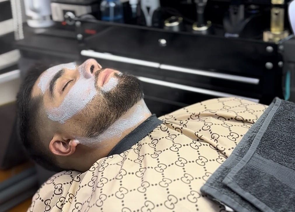 Tratamiento facial en Alexander_Brows_studio, Puerto Montt, Los Lagos, CL, con cliente recibiendo cuidado.