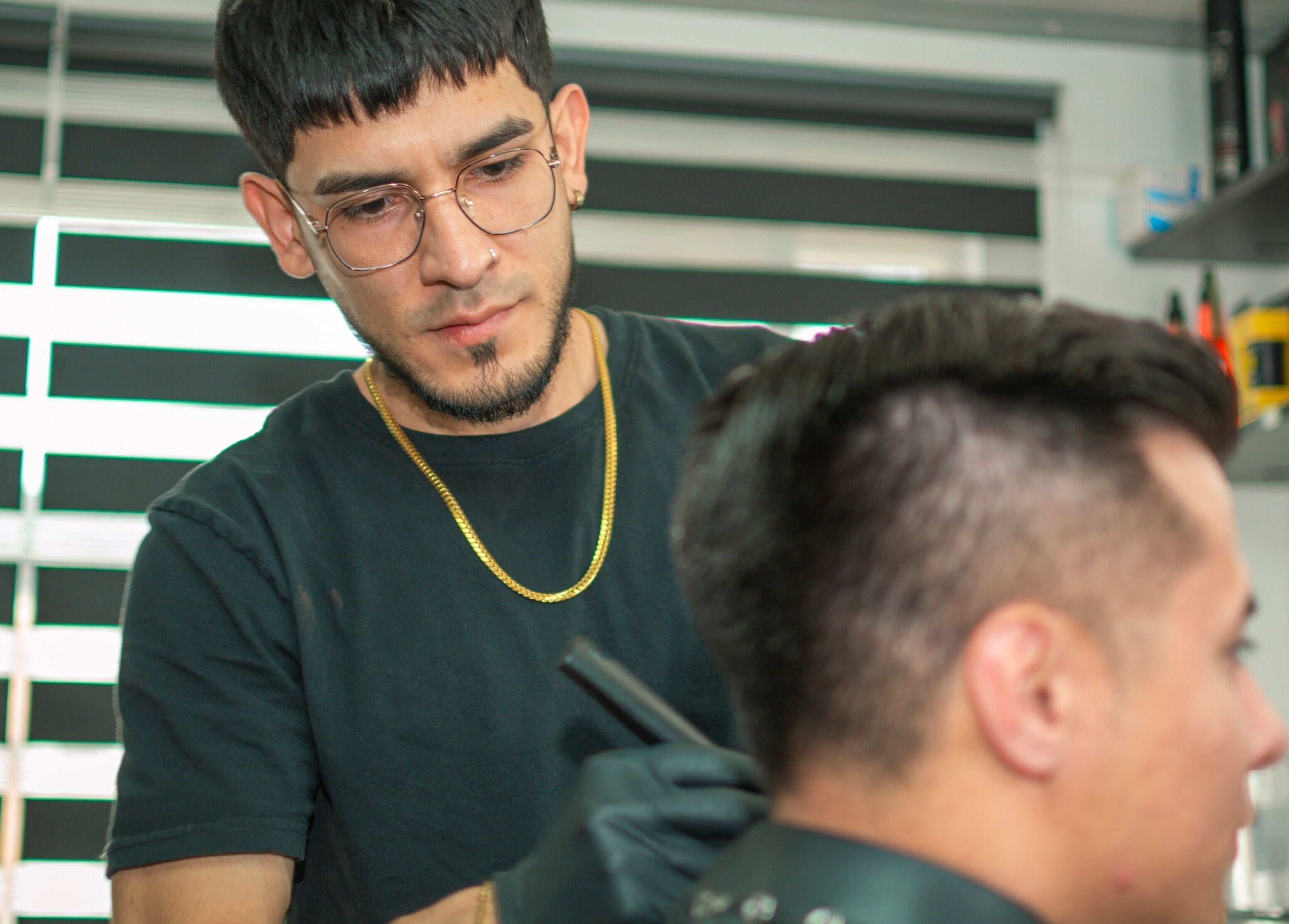 Barbero cortando cabello en Alexander_Brows_studio, Puerto Montt, Los Lagos, CL.
