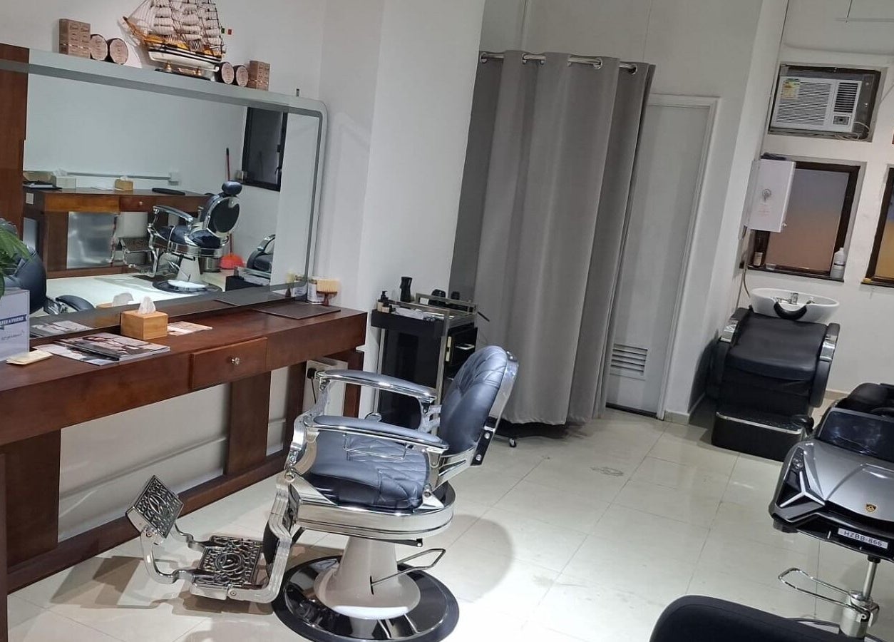 Luxurious salon chair at Barberia e Sartoria Italiana, Hong Kong Island, HK offering refined barber experience.