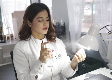 Técnica rociando producto en Lara beauty studio, Willemstad, Curaçao, CW.