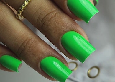 Manicura verde en Lara beauty studio, Willemstad, Curaçao, CW. Uñas elegantes y modernas.