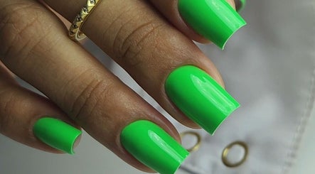 Manicura verde en Lara beauty studio, Willemstad, Curaçao, CW. Uñas elegantes y modernas.