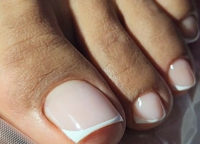 Pedicura francesa en Lara Beauty Studio, Willemstad, Curaçao, CW.