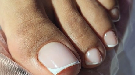Pedicura francesa en Lara Beauty Studio, Willemstad, Curaçao, CW.