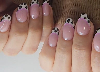 Diseño de uñas con estampado animal en Lara beauty studio, Willemstad, Curaçao, CW.