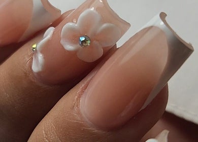 Uñas decoradas con flores en Lara beauty studio, Willemstad, Curaçao, CW.
