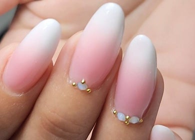 Uñas ombré en Lara beauty studio, Willemstad, Curaçao, CW. Tonos rosados y blancos con detalles dorados.