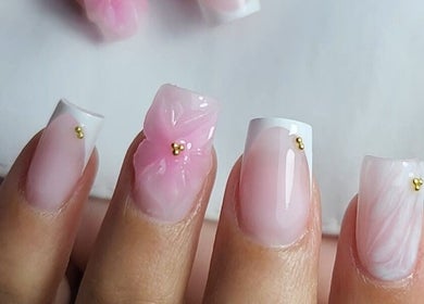 Diseño de uñas rosadas con decoración floral en Lara beauty studio, Willemstad, Curaçao, CW.