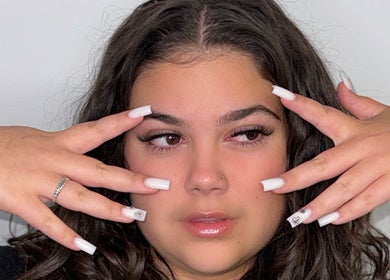 Manucure élégante à Salon Eye’m Back, Laval, Québec, CA. Ongles longs et décorés avec soin.