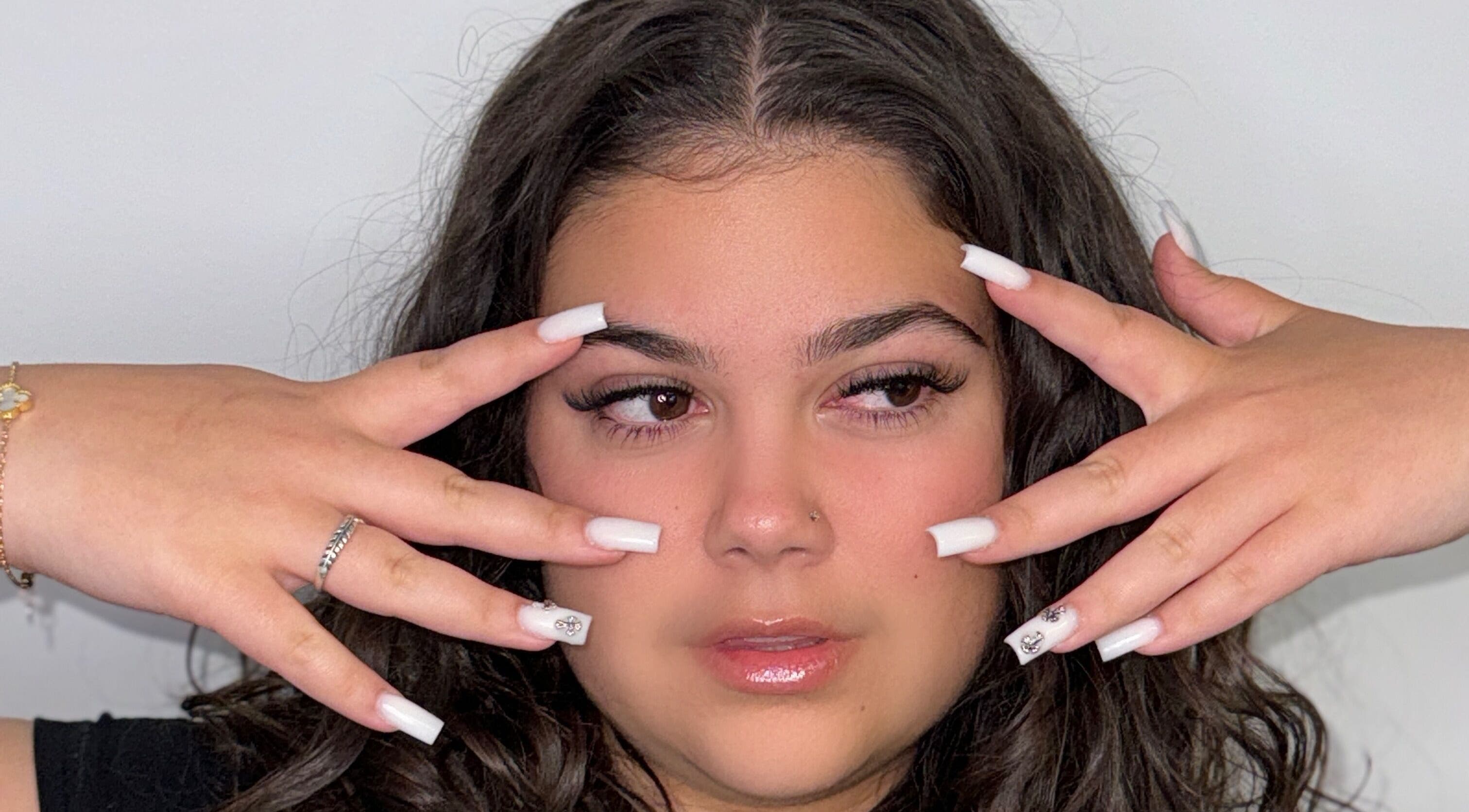 Manucure élégante à Salon Eye’m Back, Laval, Québec, CA. Ongles longs et décorés avec soin.