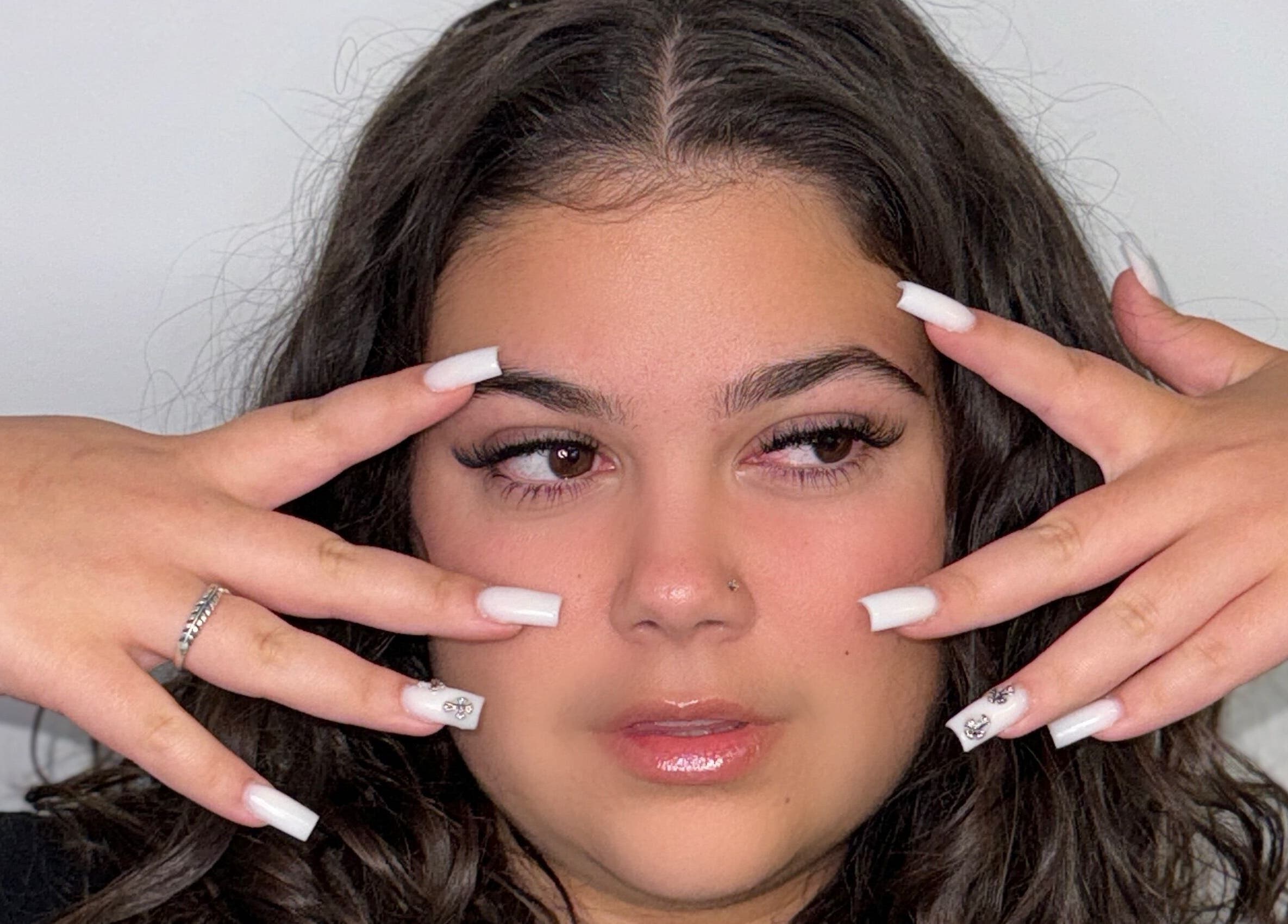 Manucure blanche élégante à Salon Eye’m Back, Laval, Québec, CA. Ongles brillants et stylés.