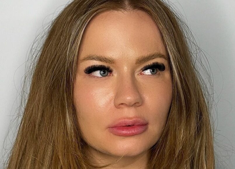 Femme avec un maquillage élégant chez Salon Eye’m Back à Laval, Québec, CA.