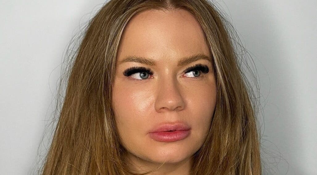 Femme avec un maquillage élégant chez Salon Eye’m Back à Laval, Québec, CA.