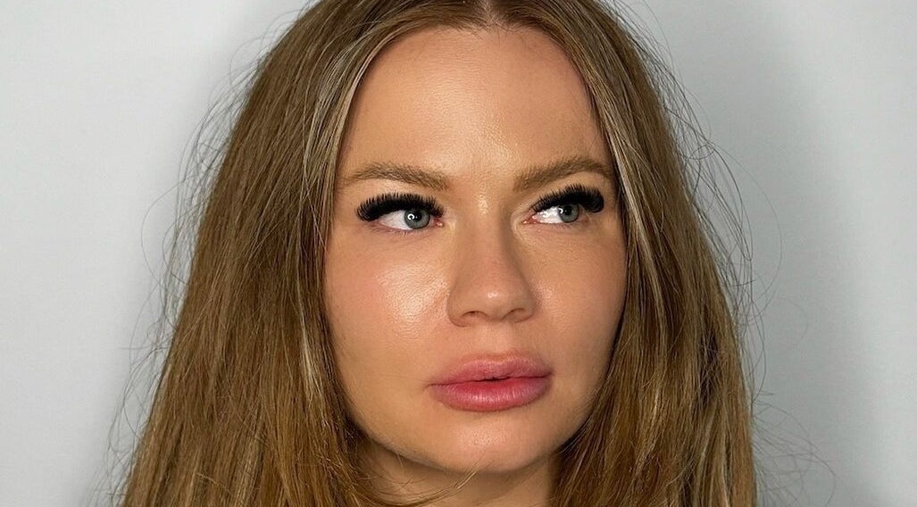 Femme avec un maquillage élégant chez Salon Eye’m Back à Laval, Québec, CA.