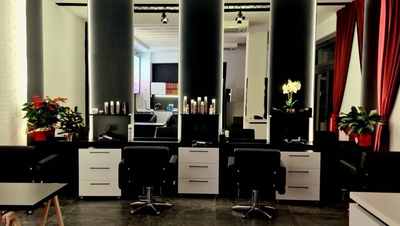 Interno elegante di HairPro.Tv, Bellizzi, Campania, IT, con poltrone e specchi moderni.