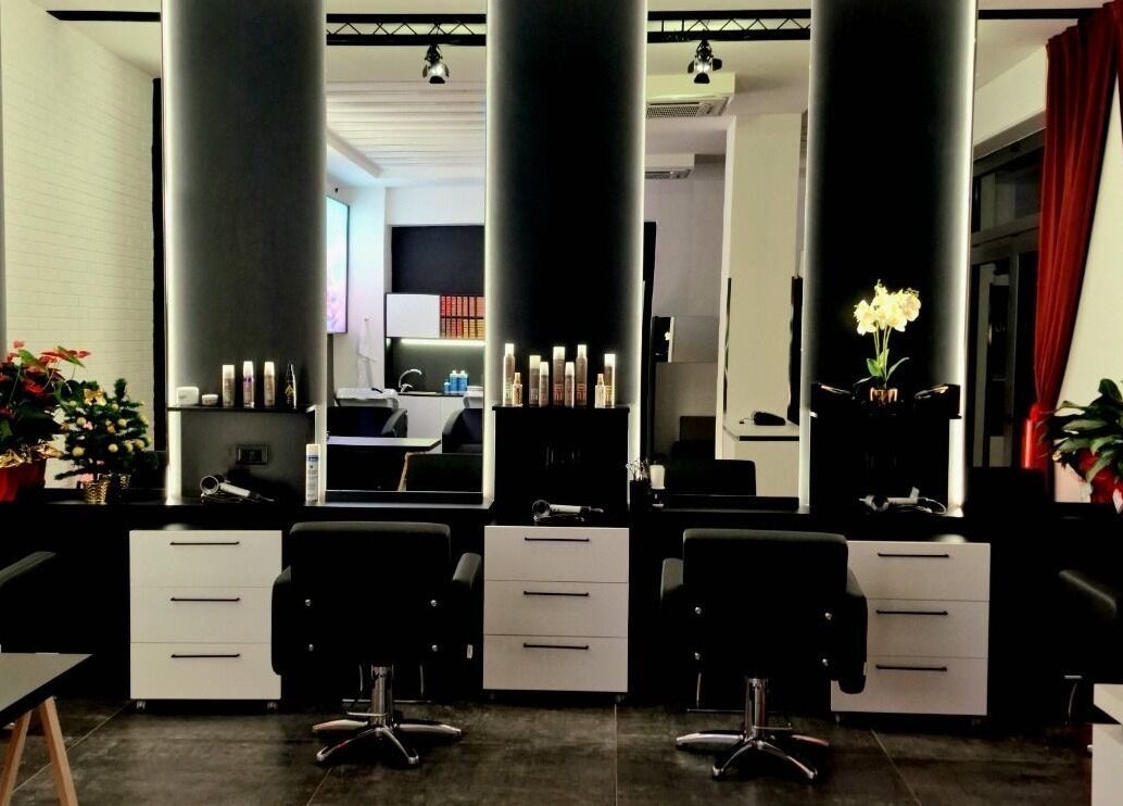 Interno elegante di HairPro.Tv, Bellizzi, Campania, IT, con poltrone e specchi moderni.