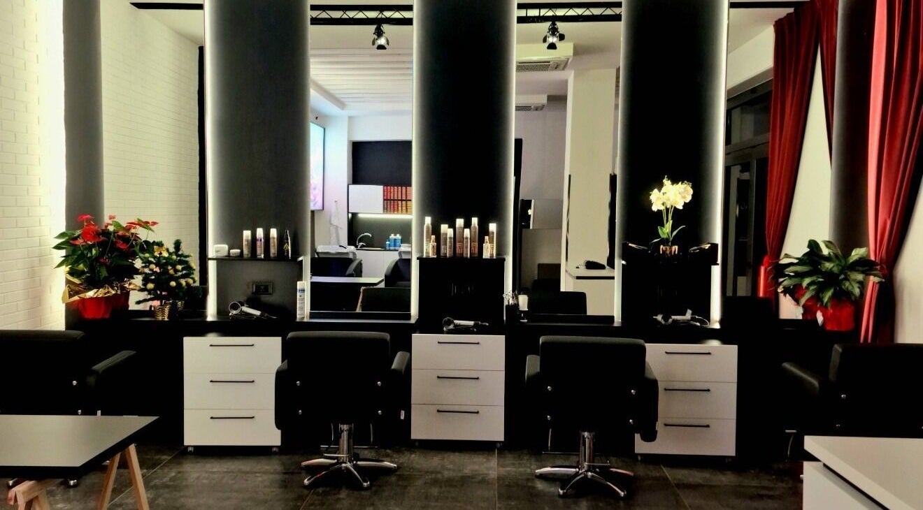 Interno elegante di HairPro.Tv, Bellizzi, Campania, IT, con poltrone e specchi moderni.