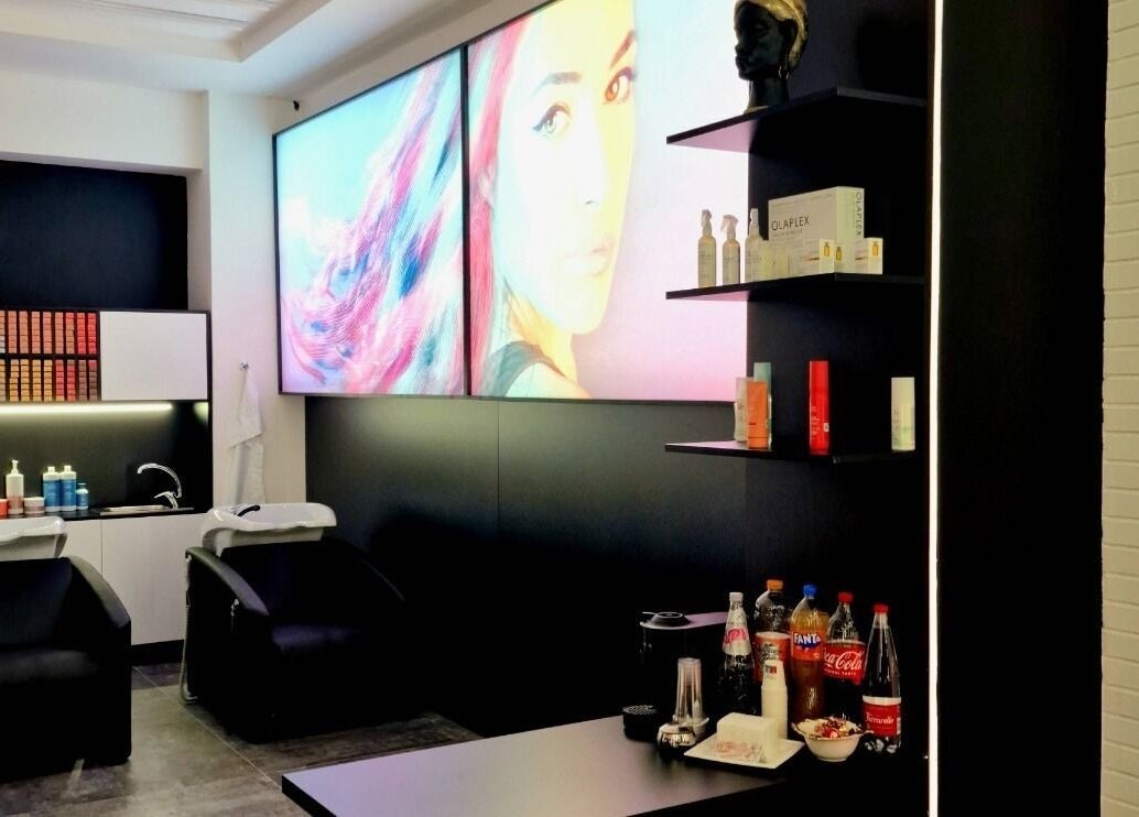 Salone moderno di HairPro.Tv a Bellizzi, Campania, IT con postazioni lavaggio e decorazione artistica.