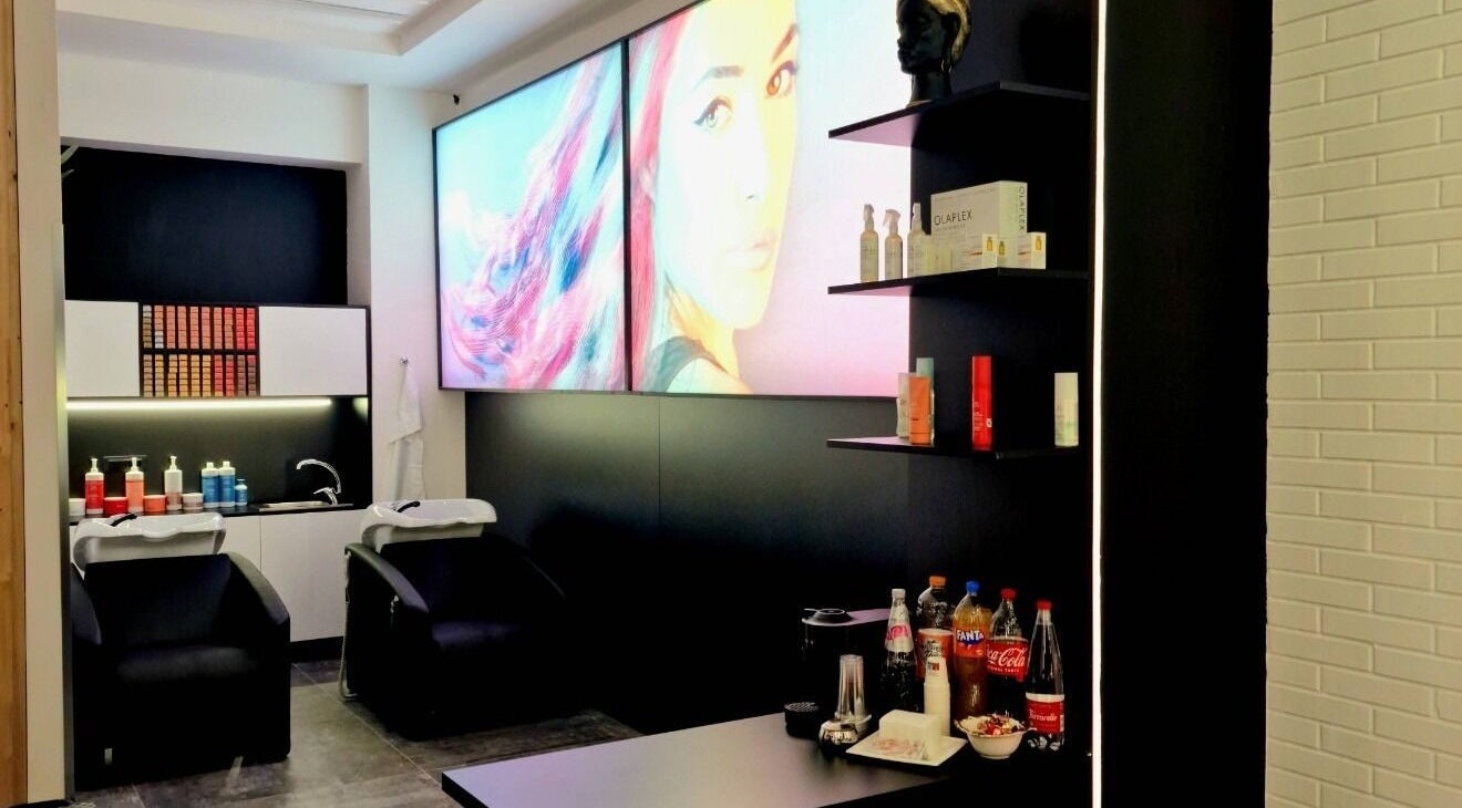Salone moderno di HairPro.Tv a Bellizzi, Campania, IT con postazioni lavaggio e decorazione artistica.
